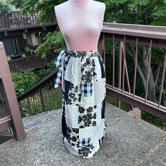 Skirt-Maxi, long Vintage, Patchwork Quilt, tie waist, step in, black & cream,MED - Picture 2 of 16